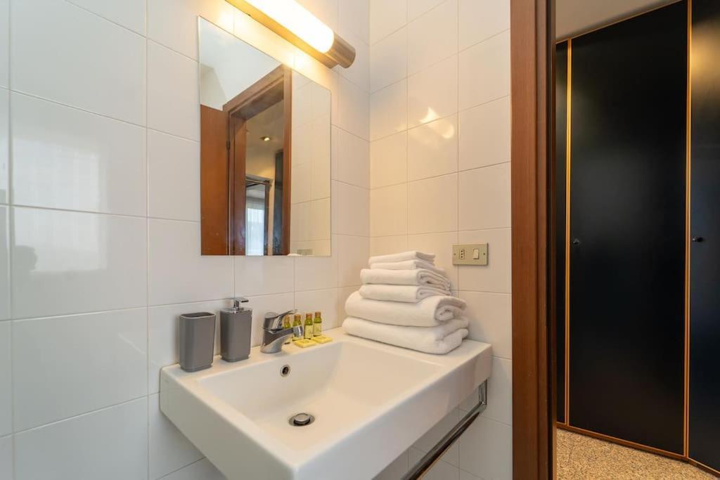 5 Giornate Apt Con Terrazzo E Garage Privato Milán Exterior foto